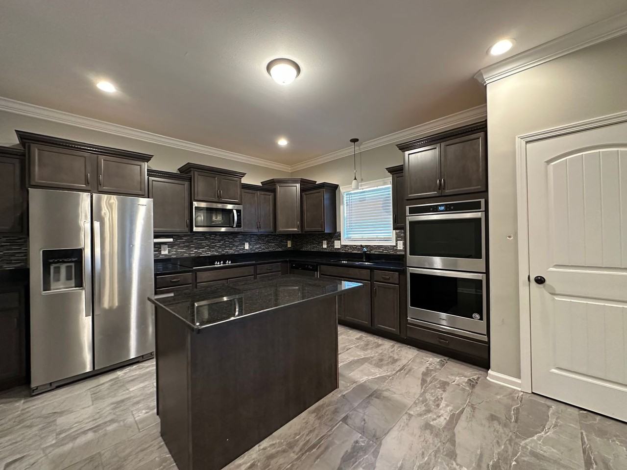 605 Tacoma Dr - Photo 2 of 26