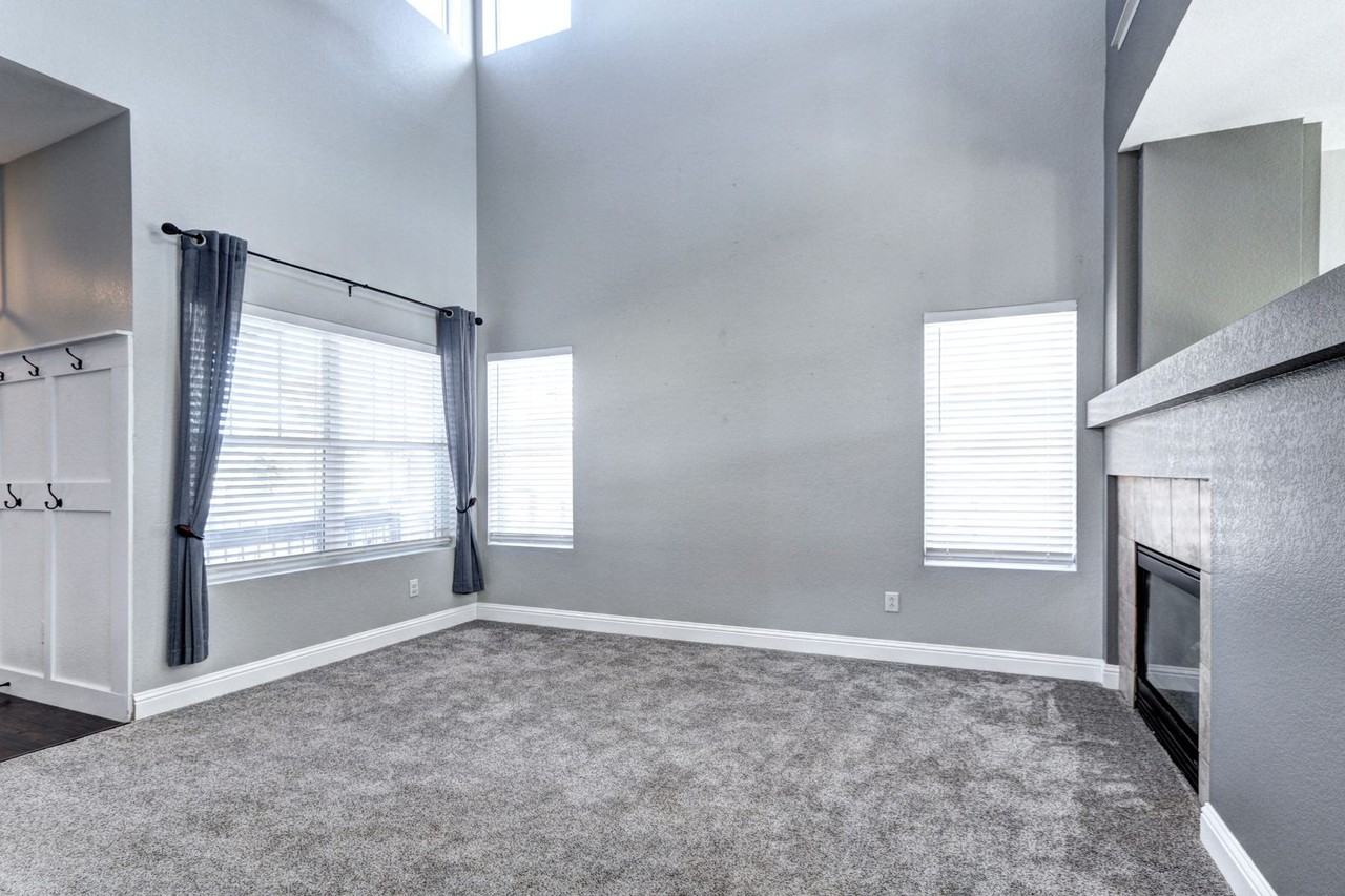 3678 Wonder Dr - Photo 5 of 32