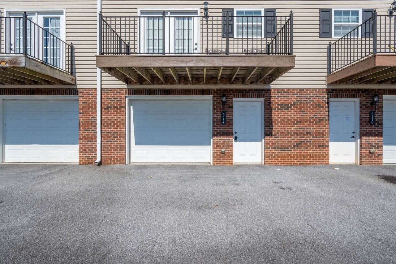 614 Grays Pointe Ct - Photo 4 of 37