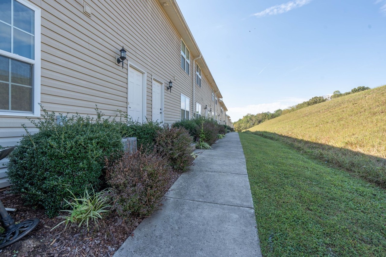 614 Grays Pointe Ct - Photo 6 of 37