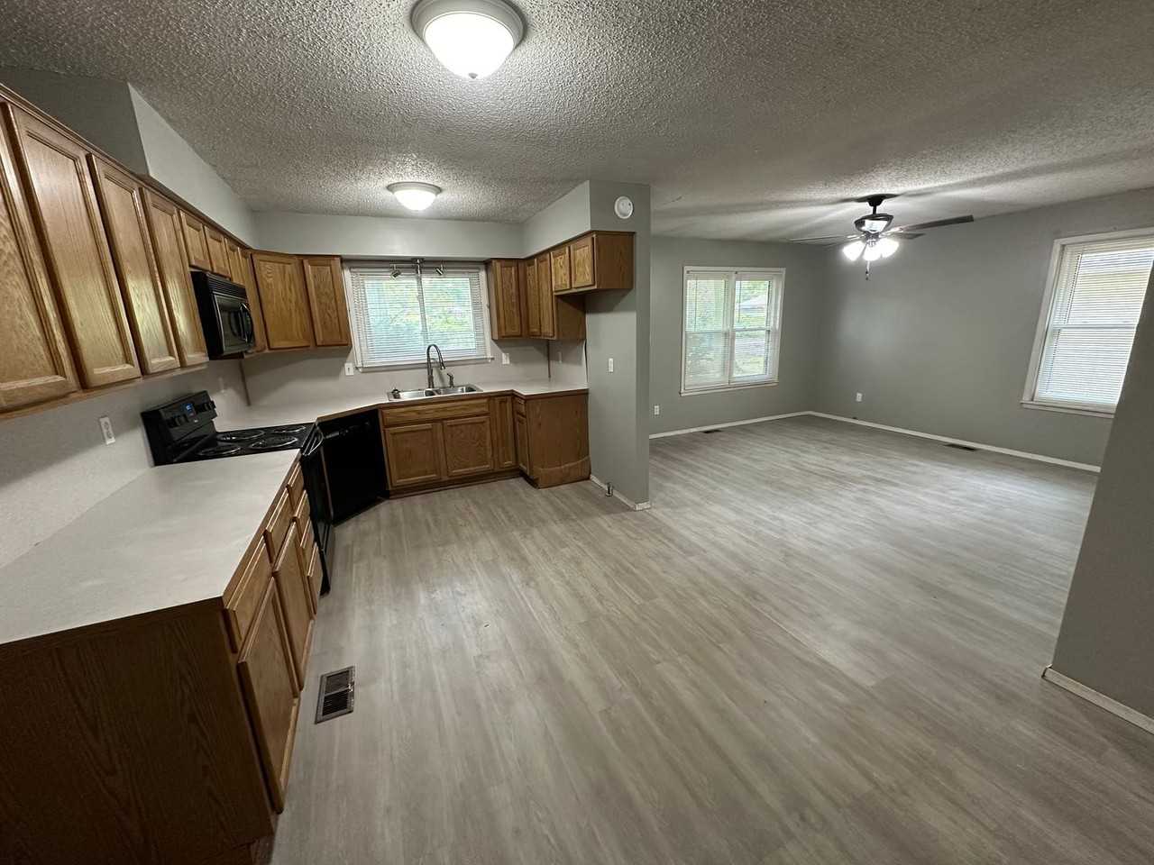 3021 W Pacific St - Photo 3 of 12