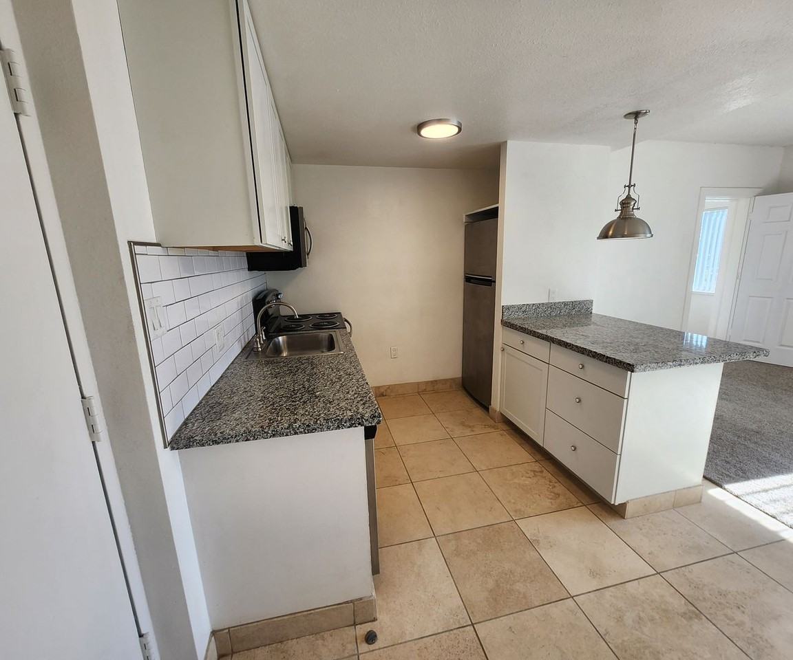 300 Holcomb - Photo 2 of 10