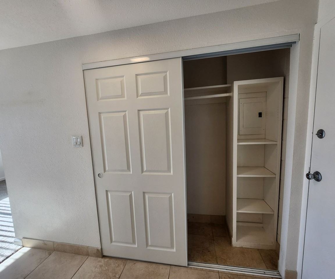 300 Holcomb - Photo 3 of 10