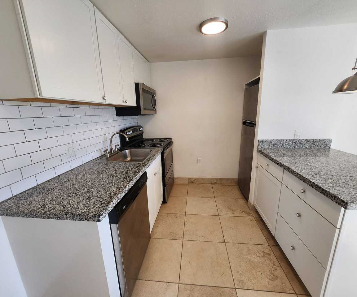 300 Holcomb - Photo 4 of 10