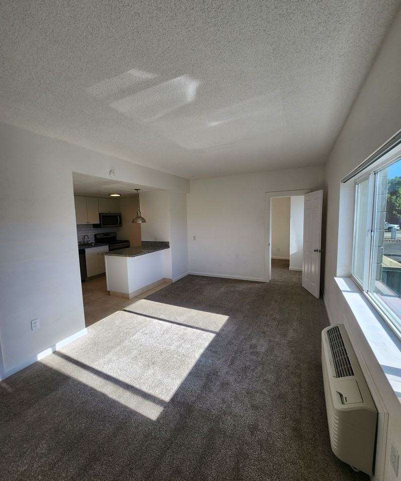 300 Holcomb - Photo 5 of 10