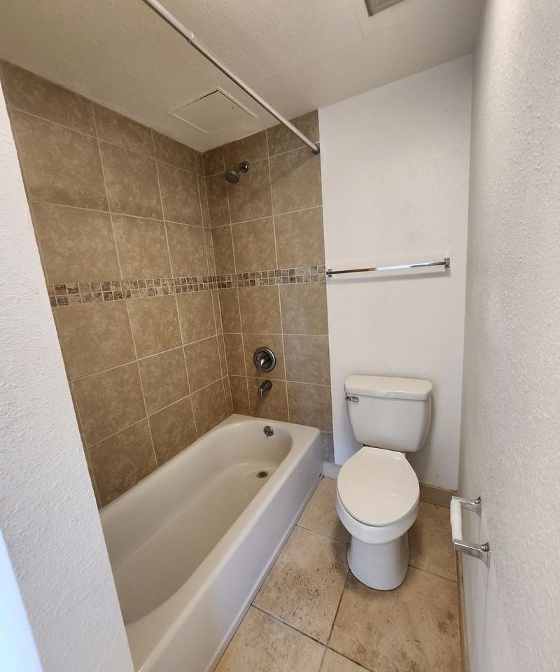 300 Holcomb - Photo 7 of 10