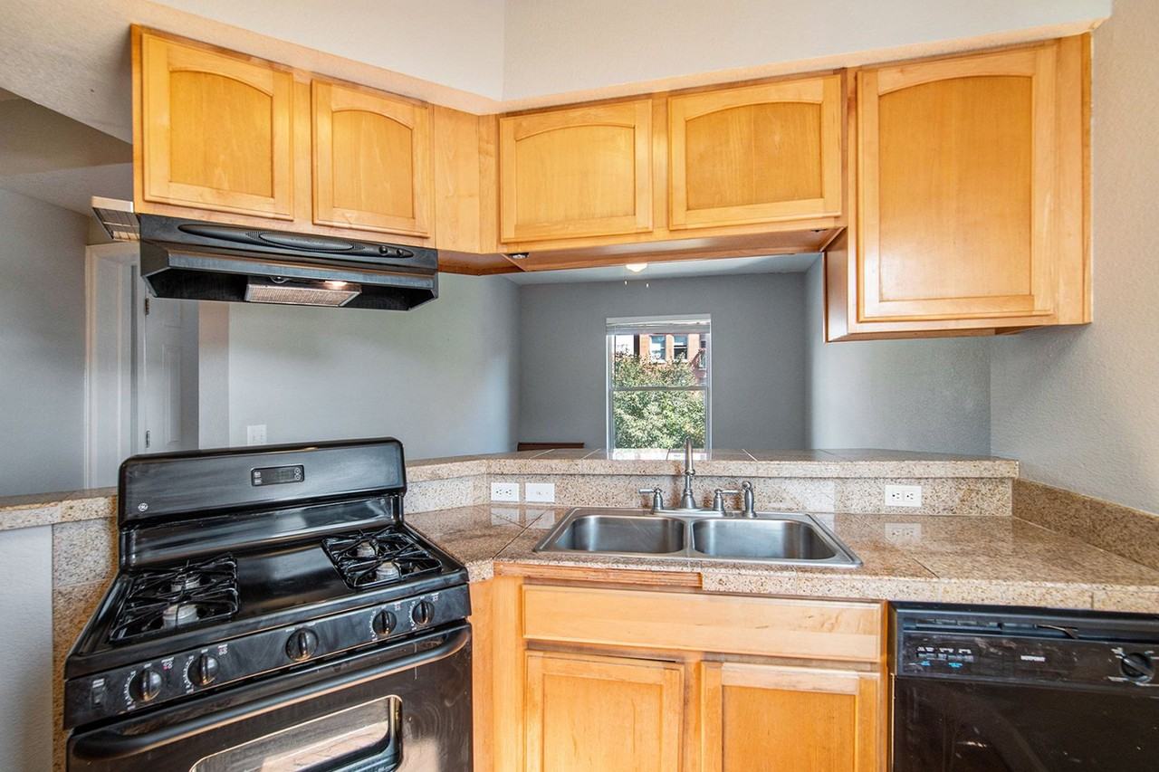 1629 N Clarkson St #31 - Photo 3 of 17