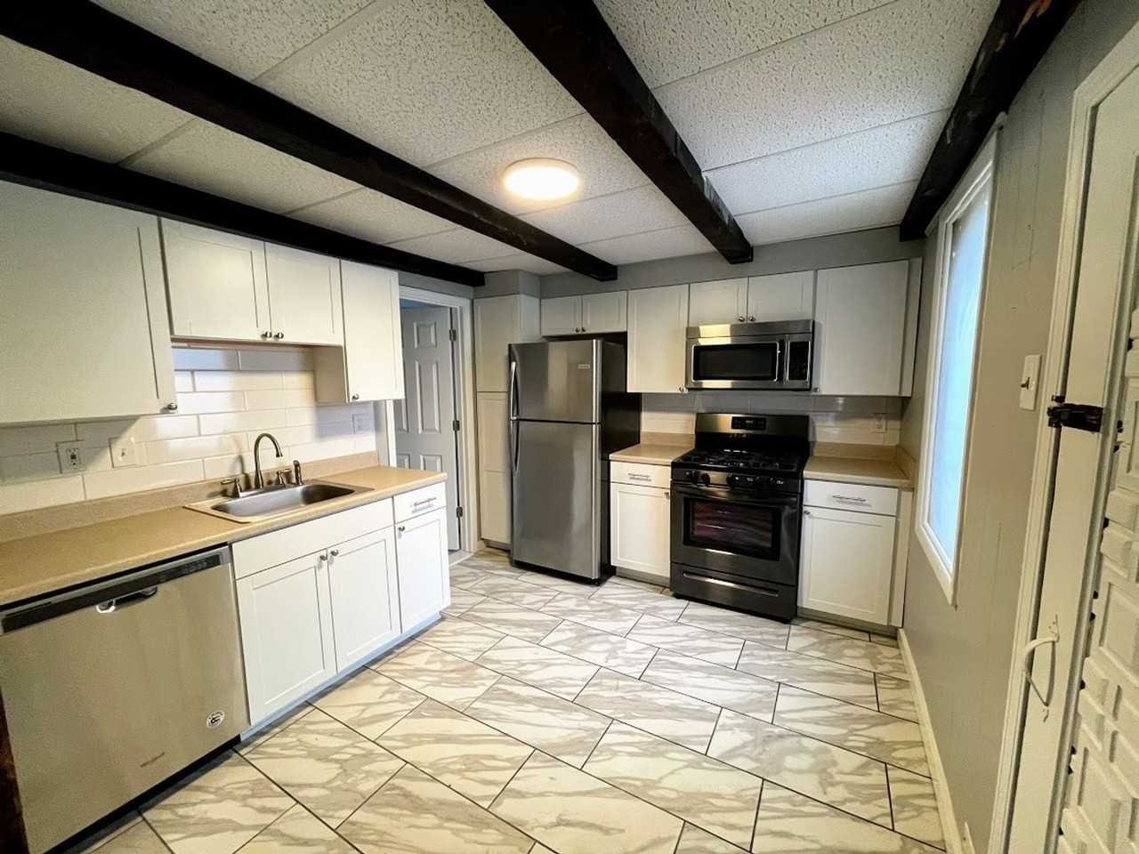 1527 Rutherford Avenue - Photo 3 of 10