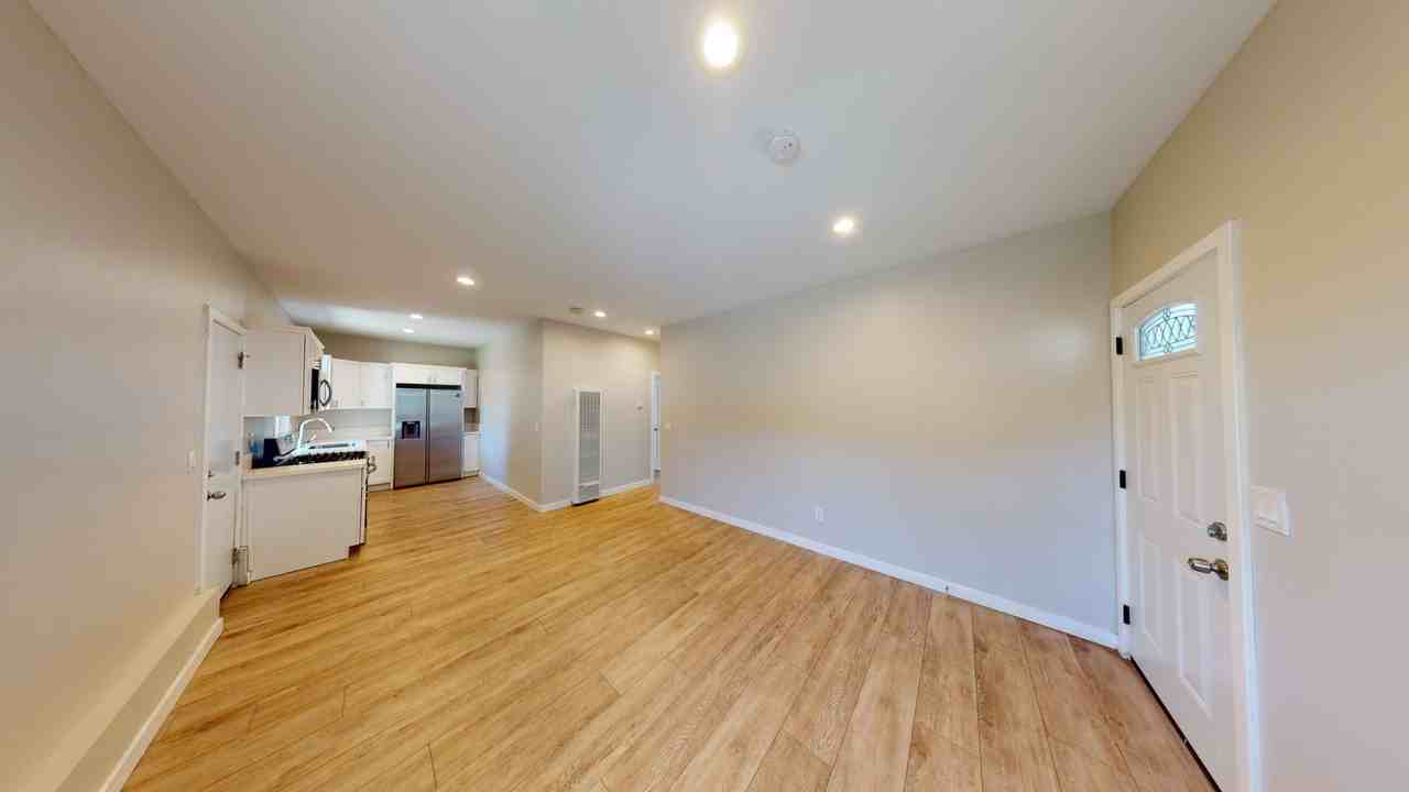 5026 Rockford Dr - Photo 5 of 15