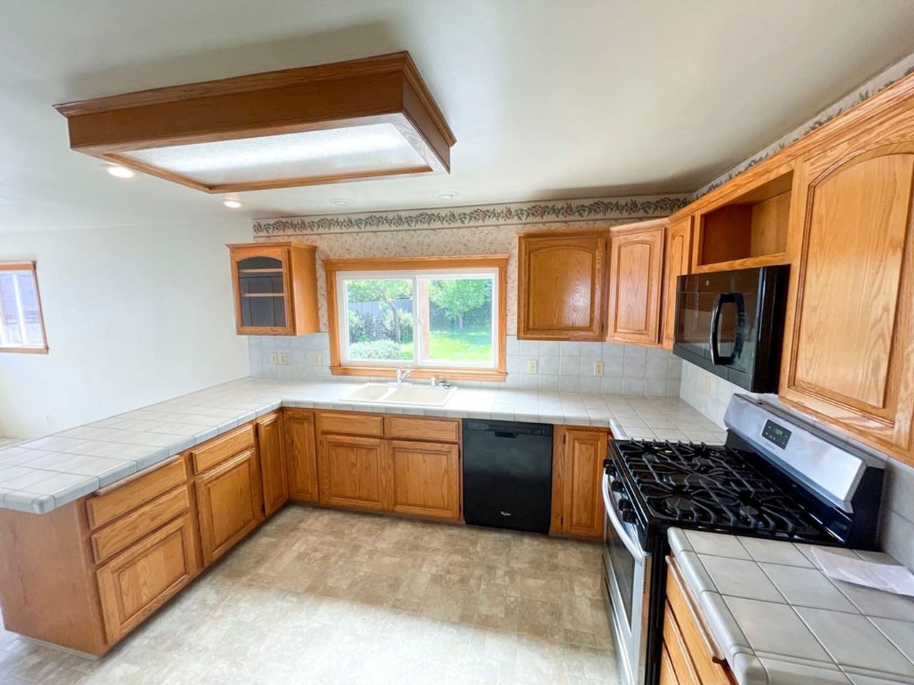 2245 Baldwin St - Photo 5 of 26