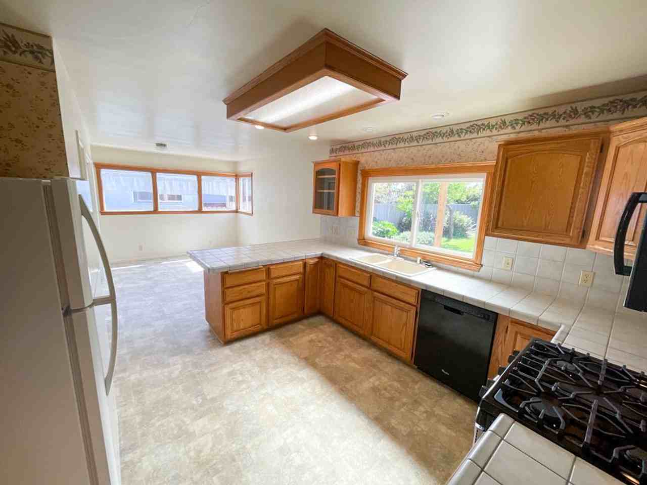 2245 Baldwin St - Photo 4 of 26