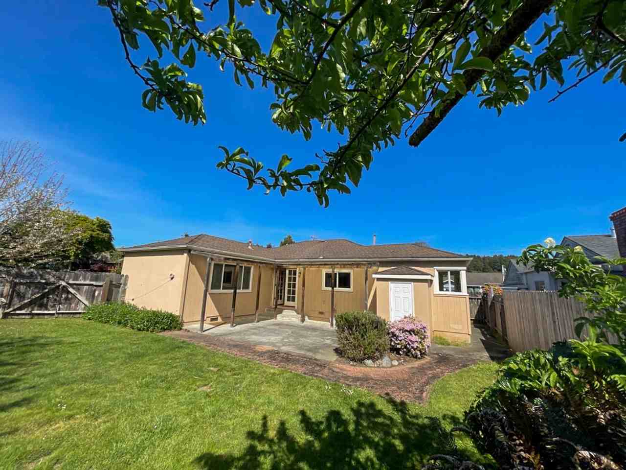 2245 Baldwin St - Photo 2 of 26