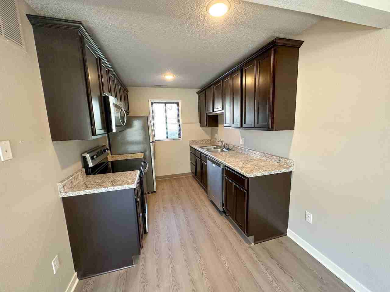 320 Hillcrest - Photo 4 of 24