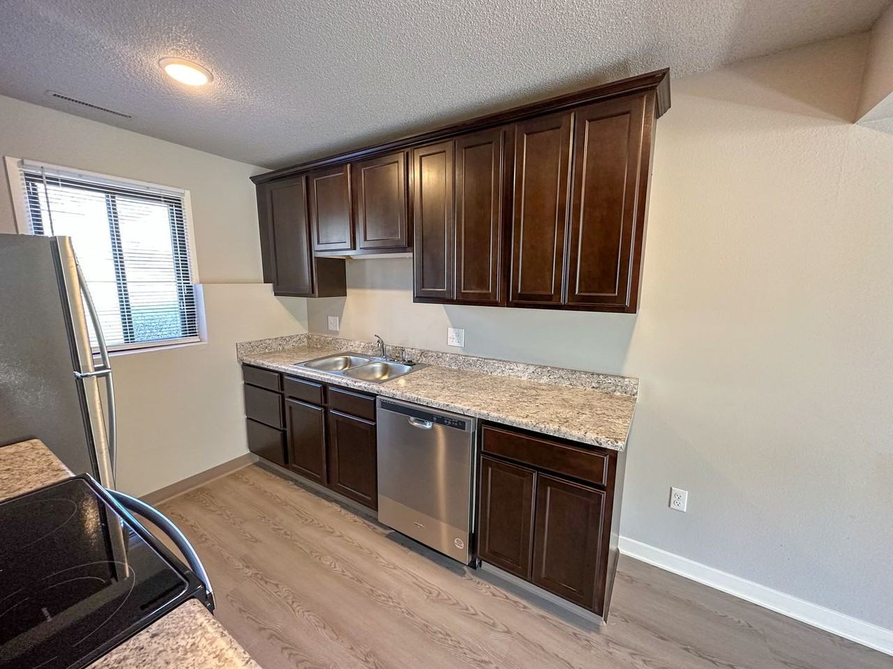 320 Hillcrest - Photo 5 of 24