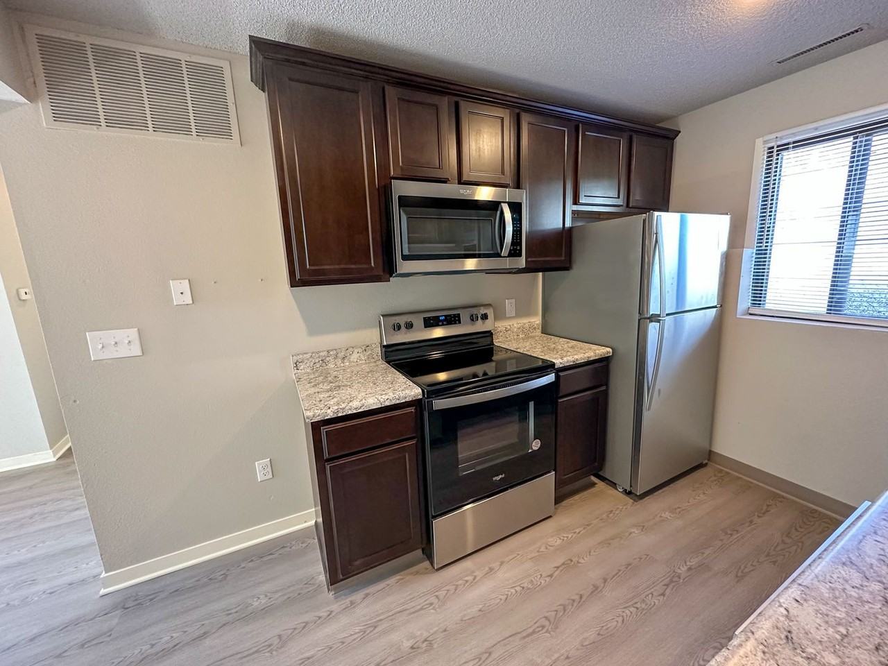 320 Hillcrest - Photo 6 of 24