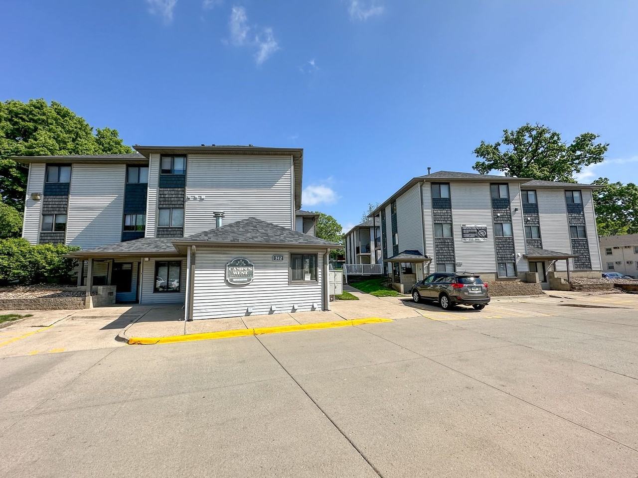 320 Hillcrest - Photo 2 of 50