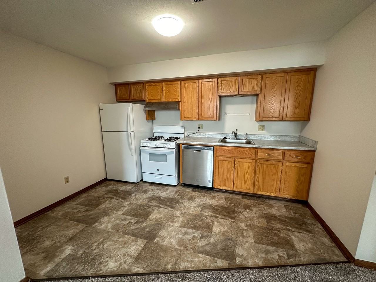 218 Hyland - Photo 6 of 34