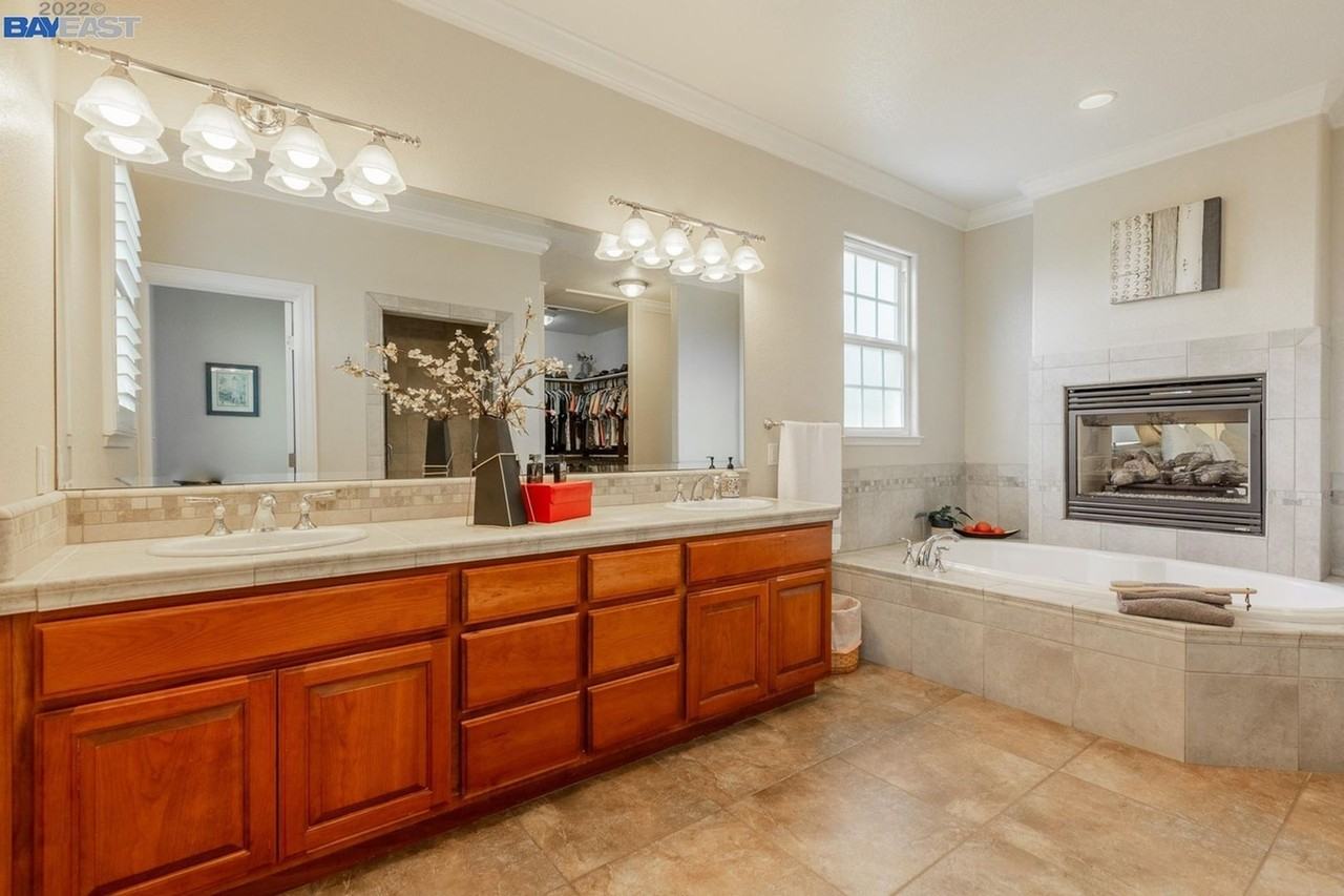 582 Minnesota Ave - Photo 7 of 50