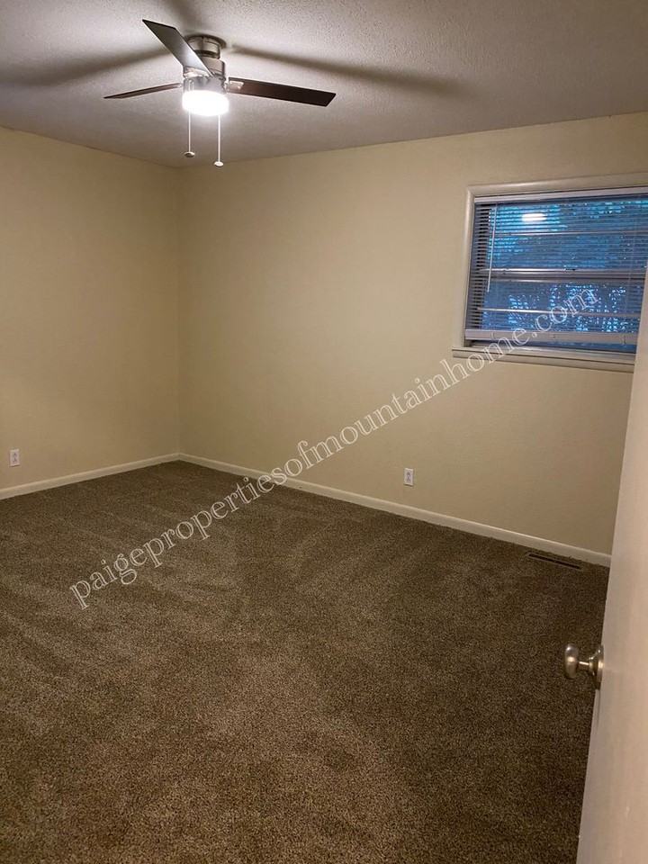 100 Circle Dr - Photo 2 of 6