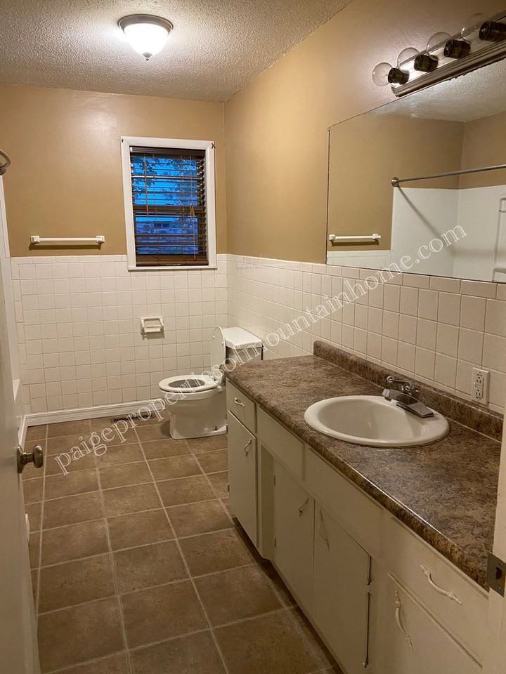 100 Circle Dr - Photo 3 of 6