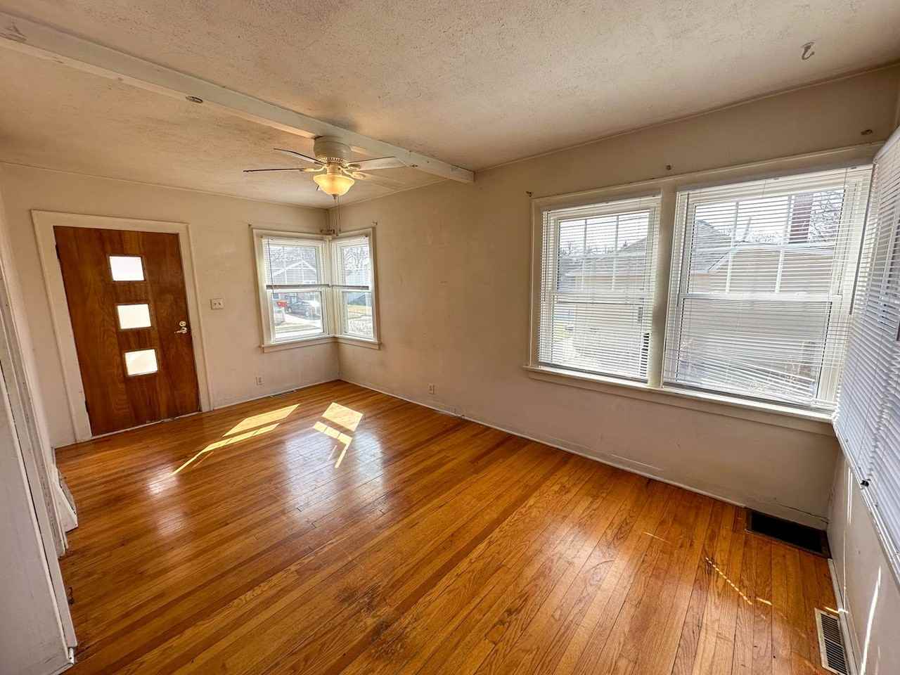 1431 Summit Ave - Photo 3 of 28