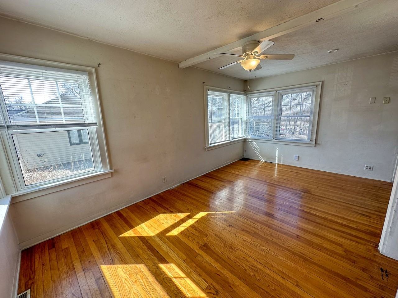 1431 Summit Ave - Photo 5 of 28