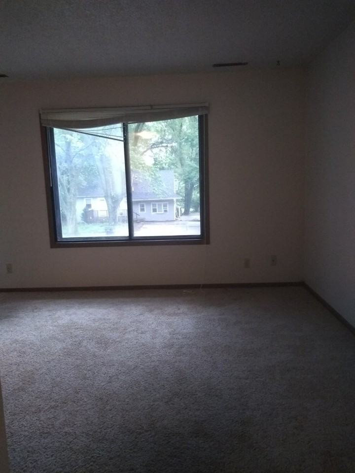 311 S Franklin Ave - Photo 4 of 11