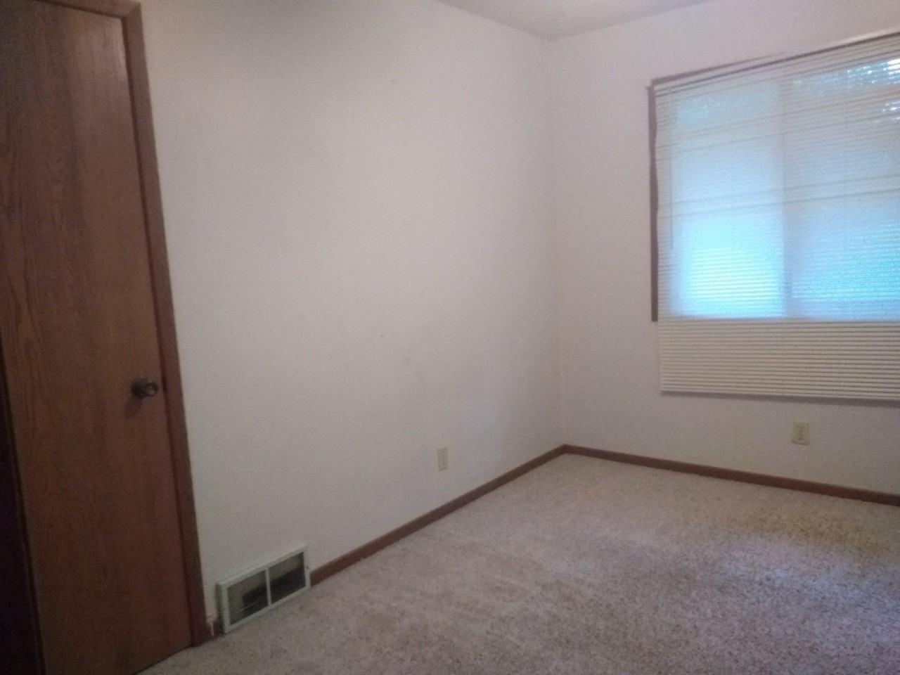 311 S Franklin Ave - Photo 5 of 11