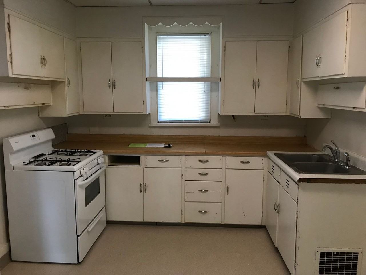 2862 Lincoln Way - Photo 4 of 16