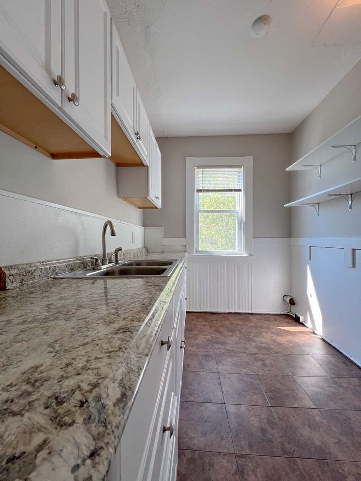 213 Laurel - Photo 3 of 11