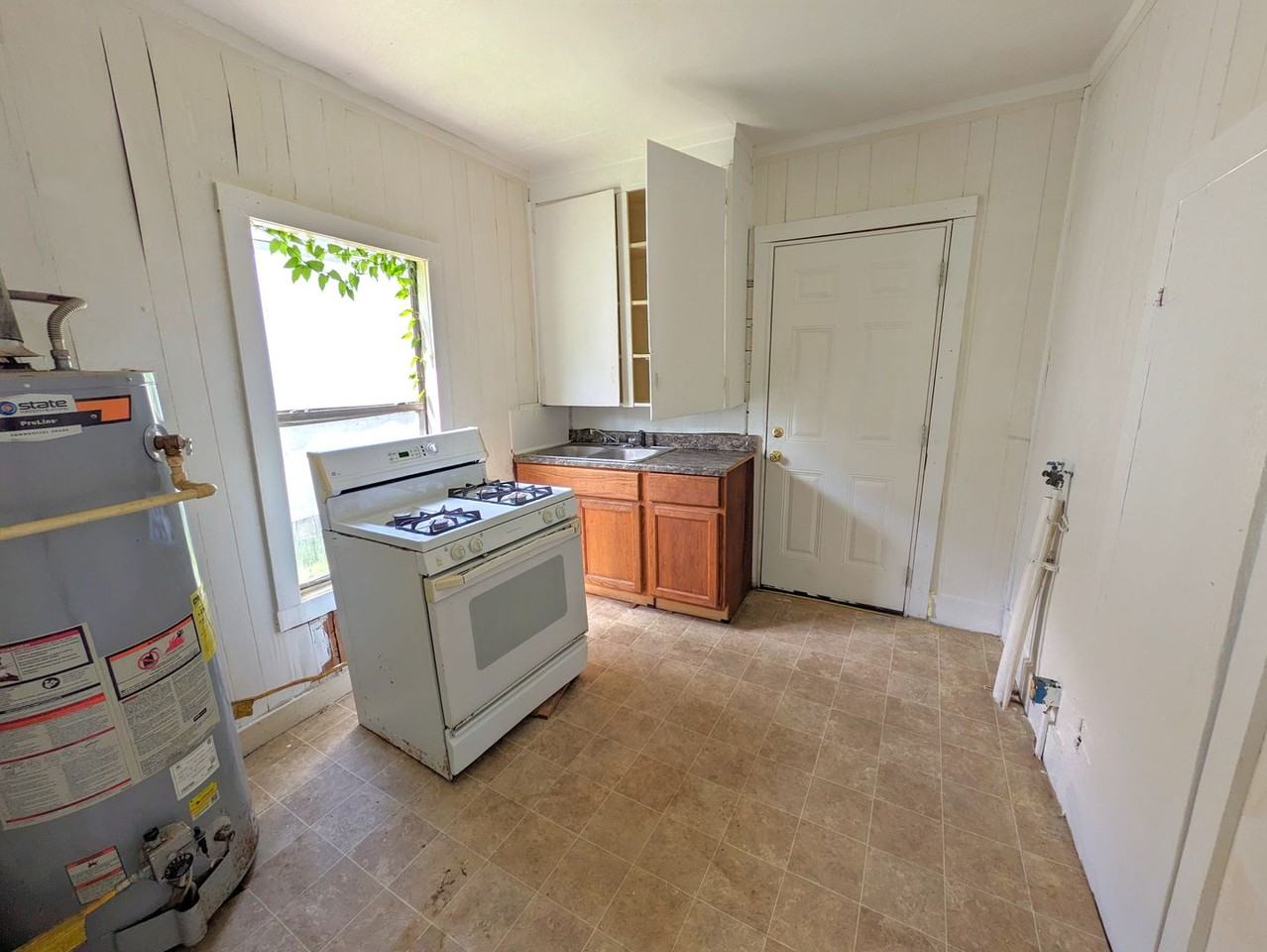 820 Peach St - Photo 3 of 7