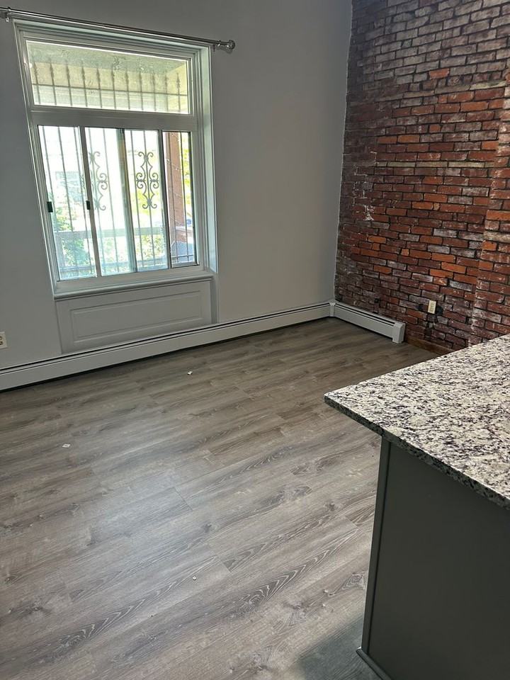 435 S Pacific Ave - Photo 3 of 7