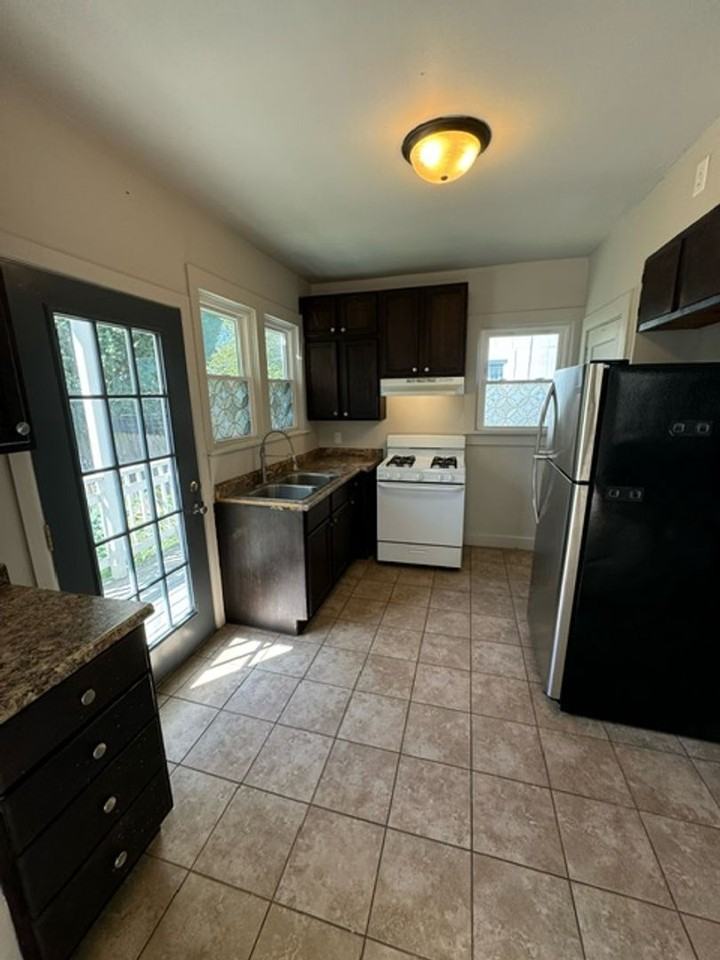 1105 W Packard Ave - Photo 3 of 8