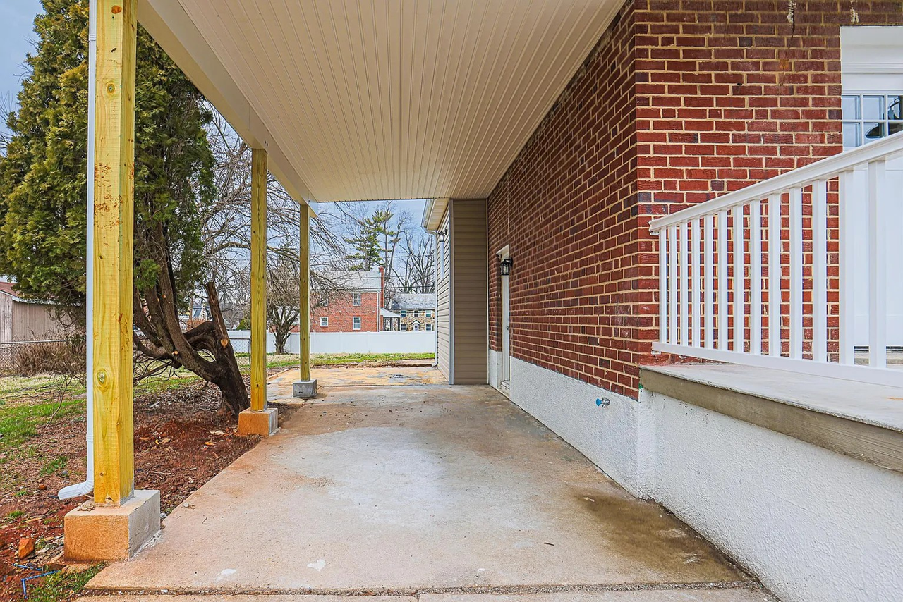 6233 Robin Hill Rd - Photo 3 of 24