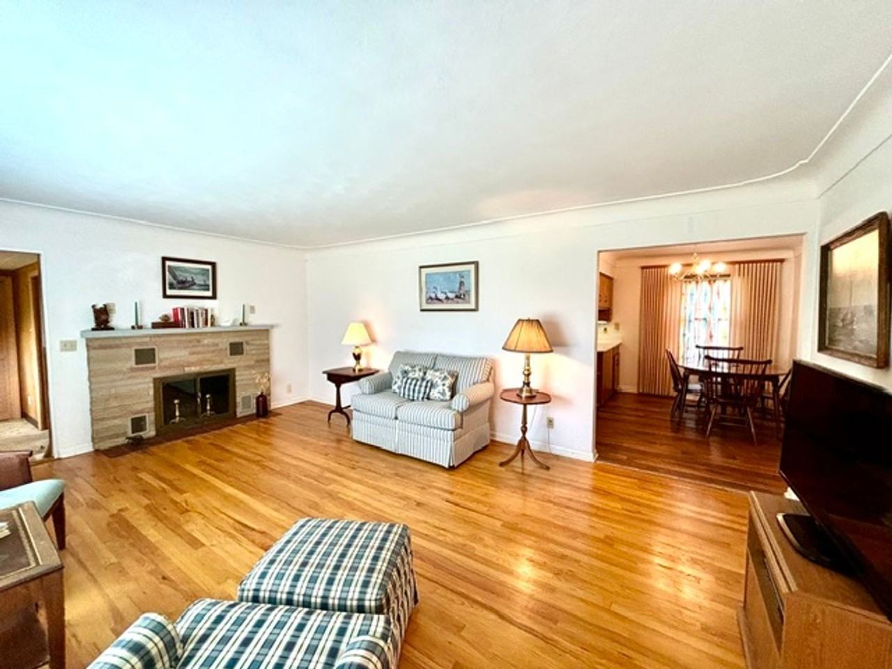 2726 Applelane Ave - Photo 5 of 33