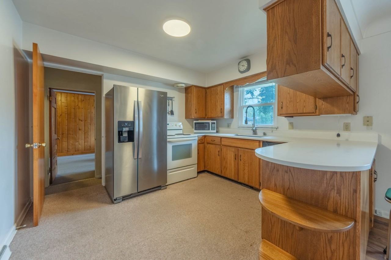 2726 Applelane Ave - Photo 6 of 33