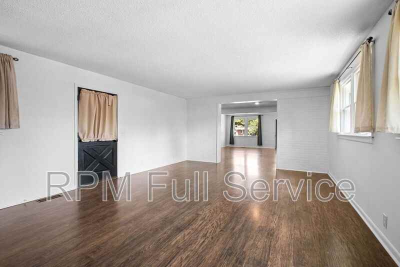 652 Roosevelt Ave - Photo 3 of 30