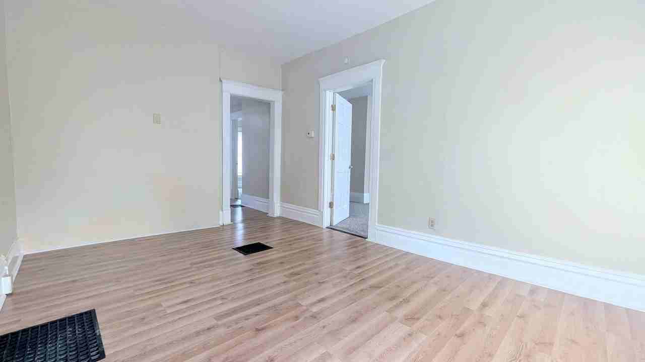 Vine 126 - Photo 2 of 14