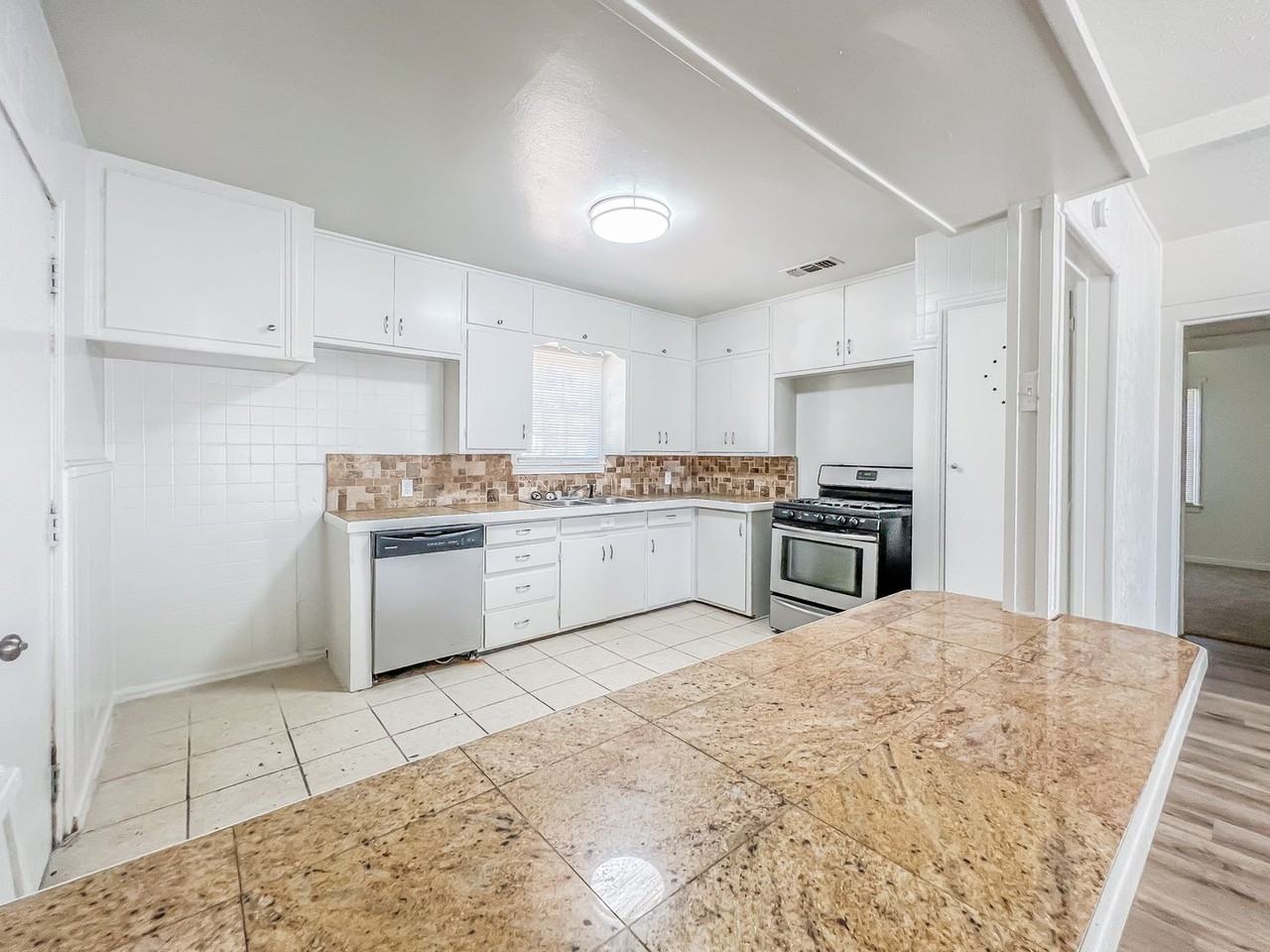 2514 37th St - Photo 4 of 12