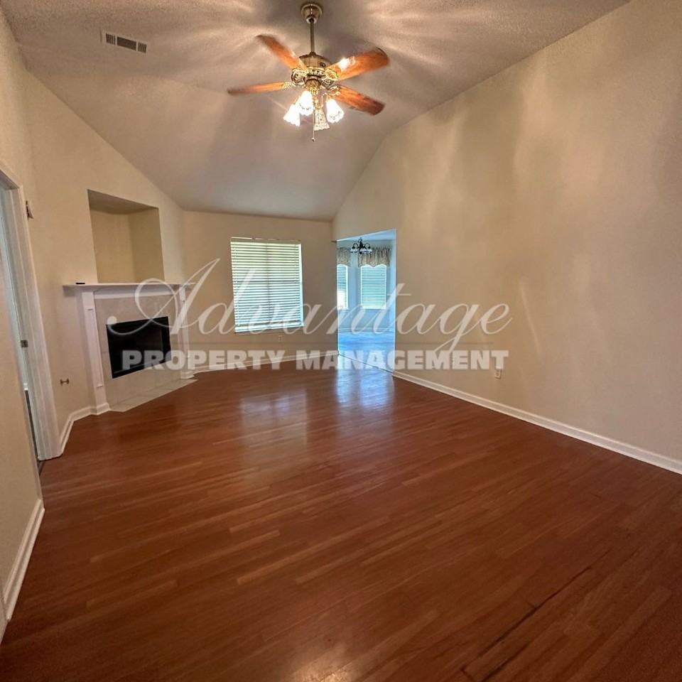 1079 Scofield Dr - Photo 6 of 24