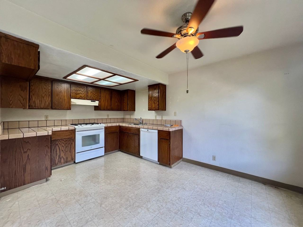 16983 Barnell Ave - Photo 3 of 11