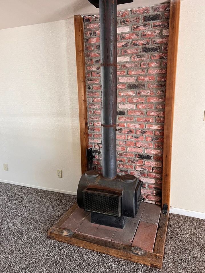 1061 James Ln - Photo 2 of 23