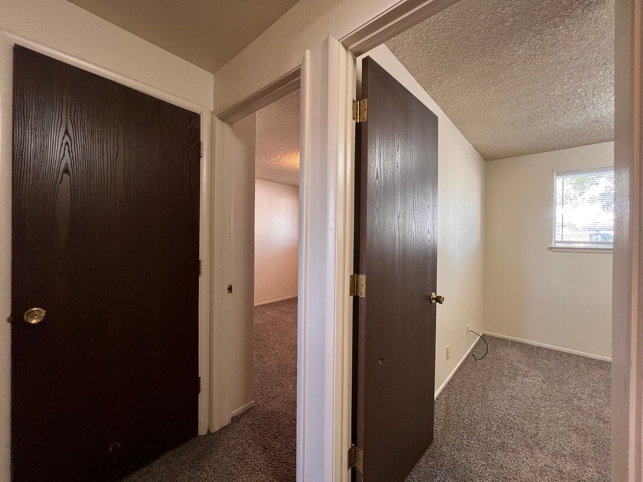 1061 James Ln - Photo 3 of 23