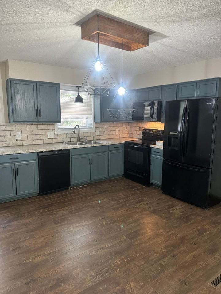 125 N Wynwood Ave - Photo 3 of 11