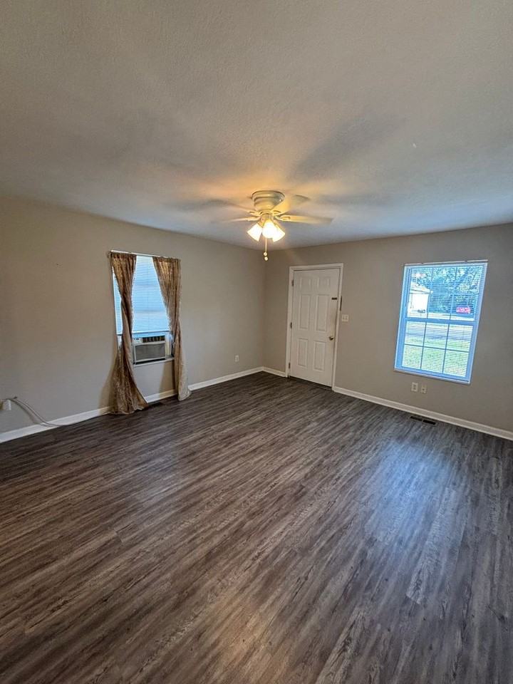4237 Holston Dr - Photo 3 of 11