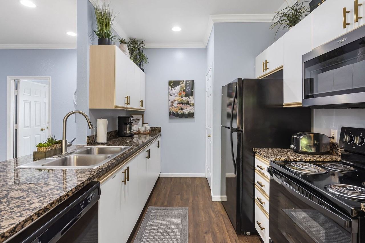 813 Holiday Rdg #1 - Photo 4 of 32