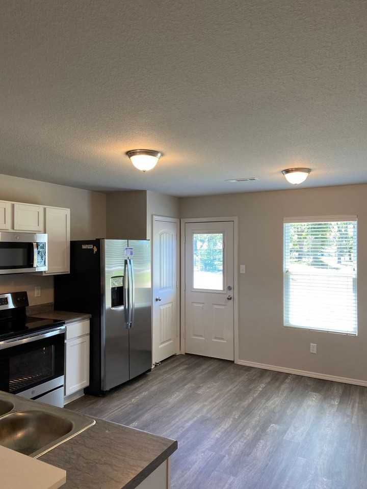 1800 Draper Dr - Photo 6 of 20