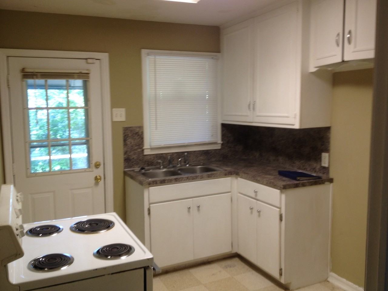 4254 Fort St - Photo 4 of 10