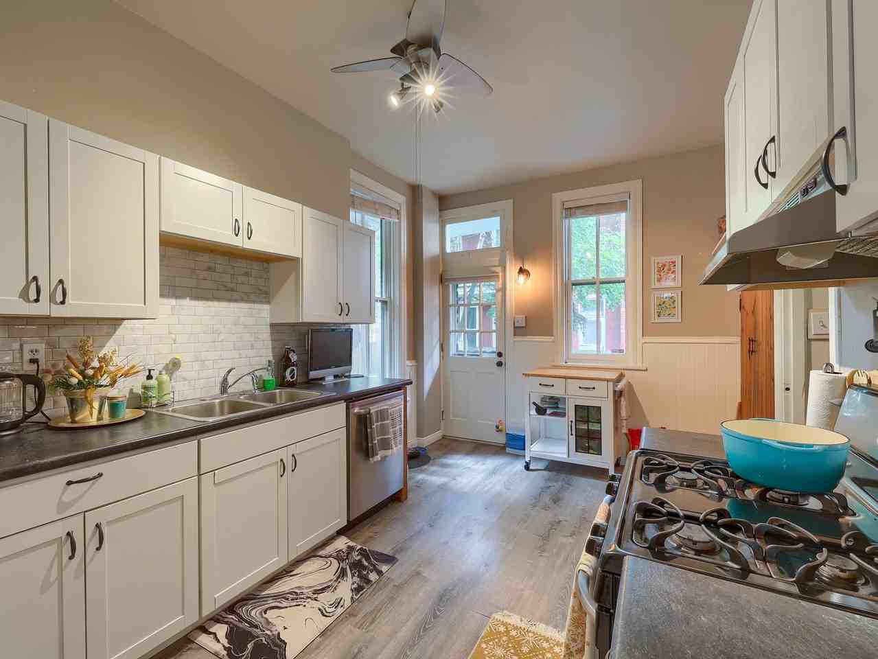 1530 Green St - Photo 3 of 34