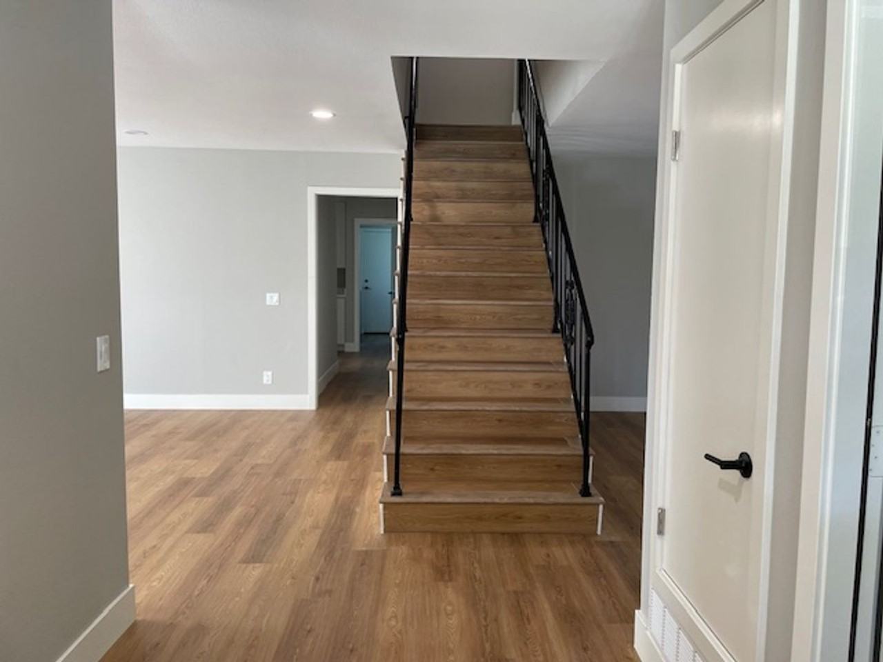 964 Denver Dr - Photo 2 of 32